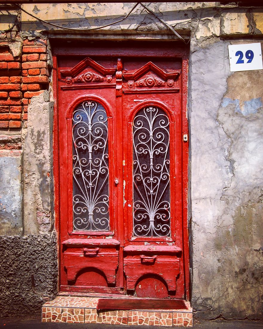 Seorang Fotografer Rela Keliling Dunia Demi Sebuah Pintu
